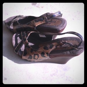 Very Volatile leopard print wedges size 8